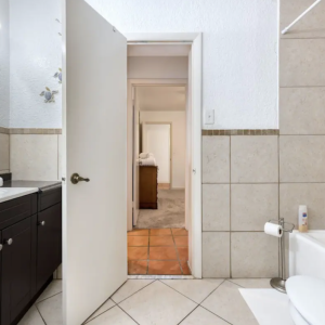 Double Shared Bath (1)